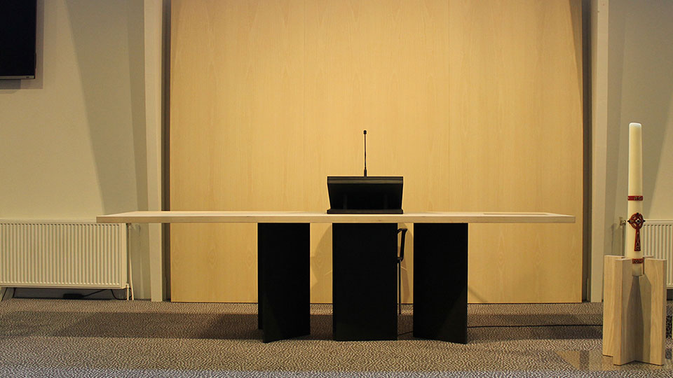 interieur kerk, avondsmaaltafel