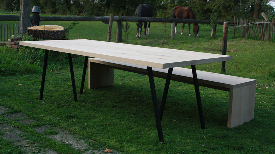 tafel + bank Buitenpost