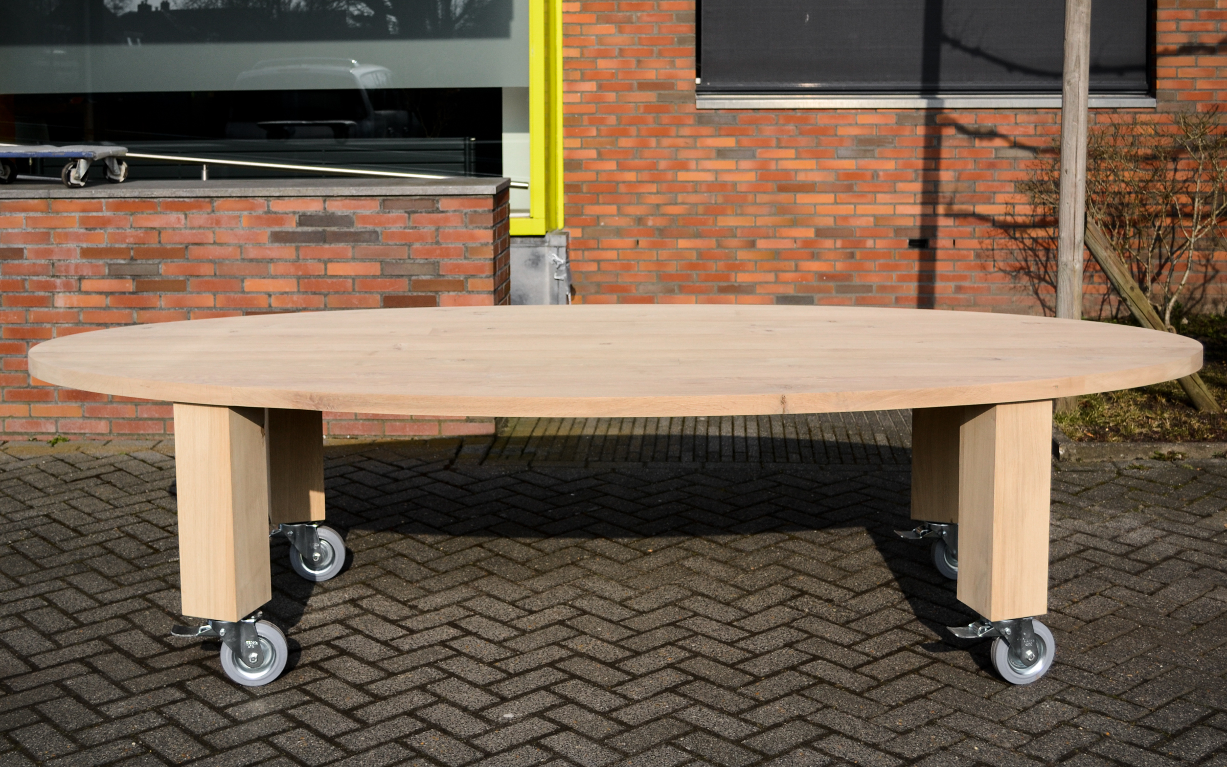 De Houtslager: ovalen tafel Innovatiehuis, Buitenpost