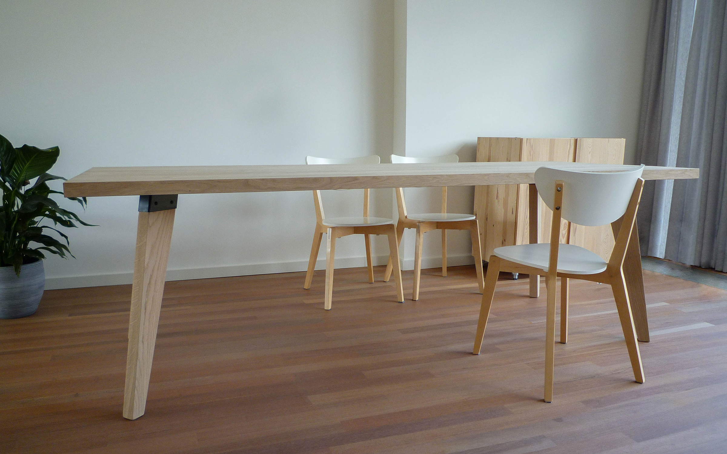 eettafel, schuine poten
