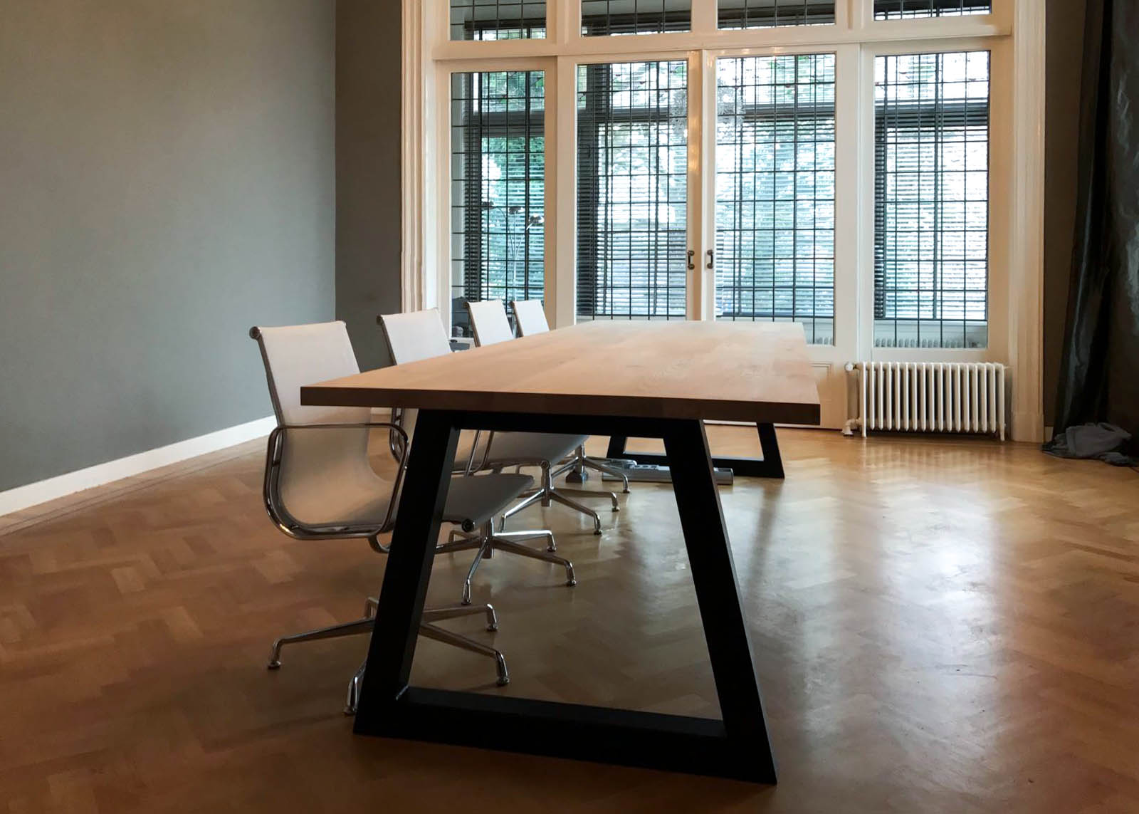 kantoortafel, metalen poot