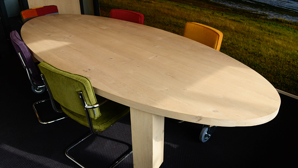 De Houtslager: ovalen tafel Innovatiehuis, Buitenpost