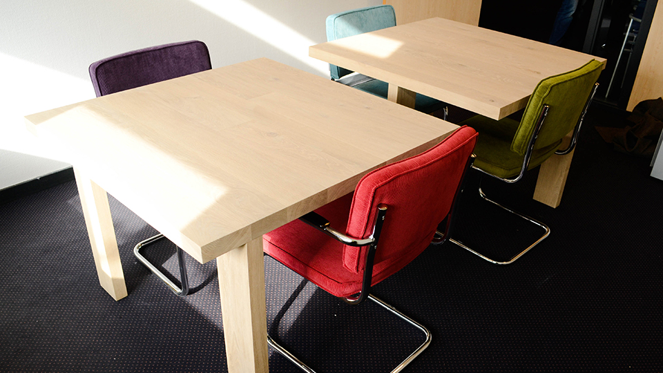 De Houtslager: ovalen tafel Innovatiehuis, Buitenpost