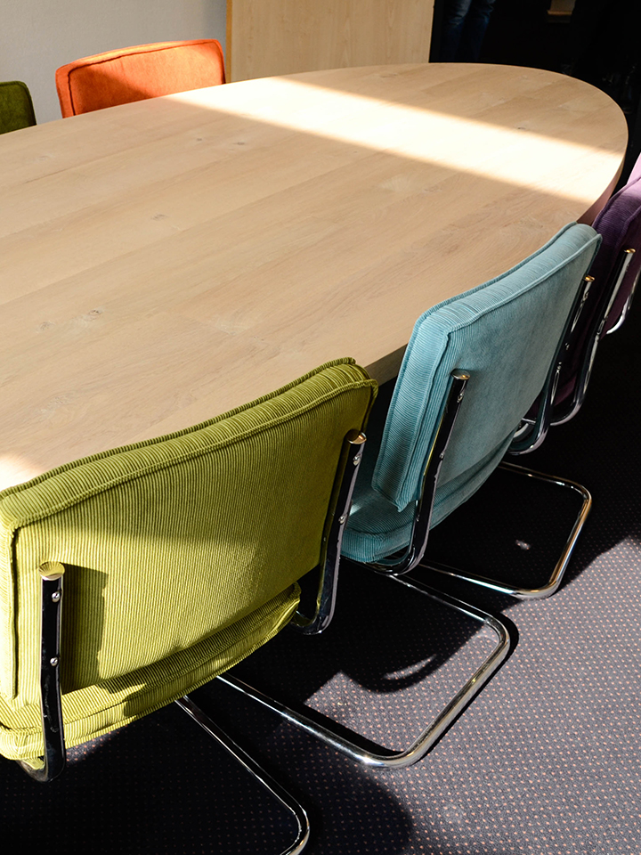 De Houtslager: ovalen tafel Innovatiehuis, Buitenpost