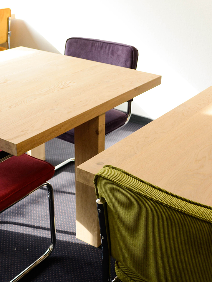 De Houtslager: ovalen tafel Innovatiehuis, Buitenpost